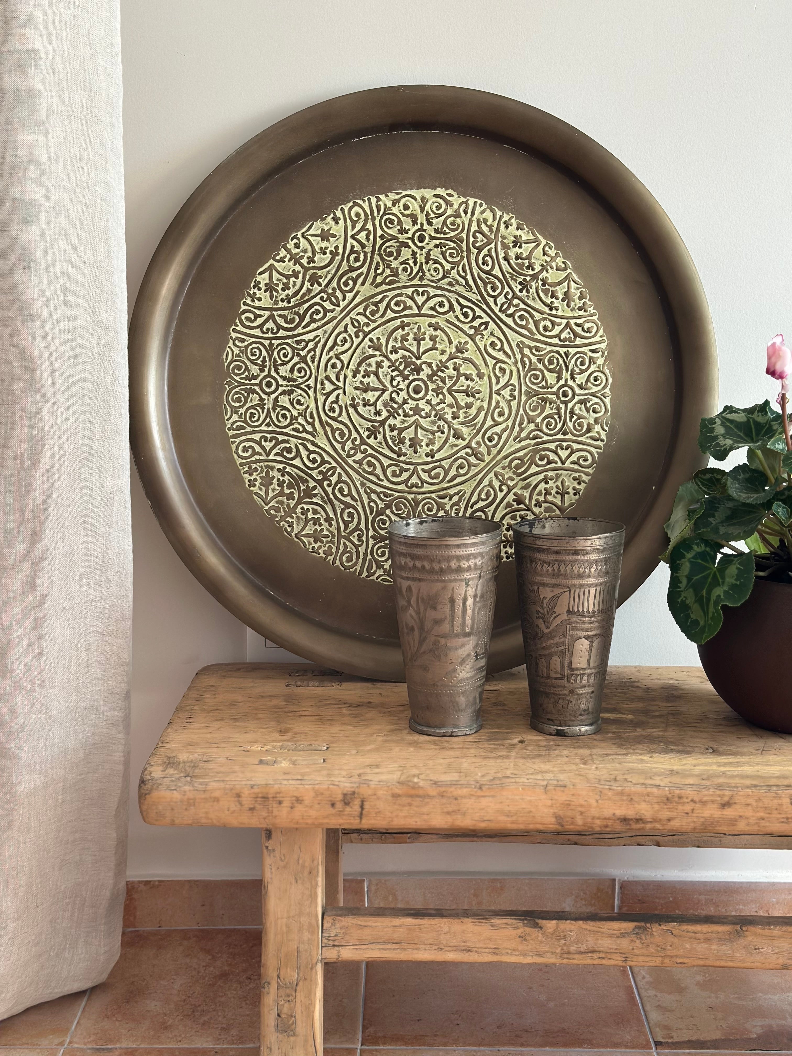 marokkansk fad på lille træbord fra byKrings egen linje af brugskunst