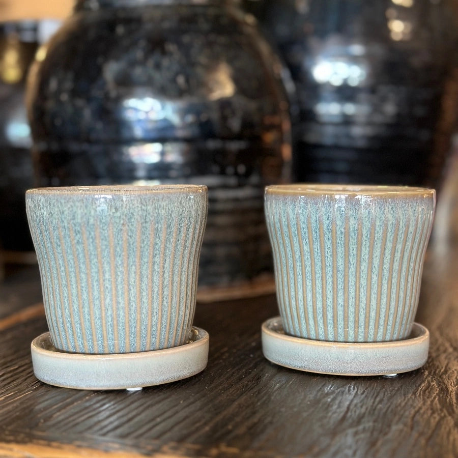 Alva Light Green lille urtepotte skjuler med underskål fra Chakar