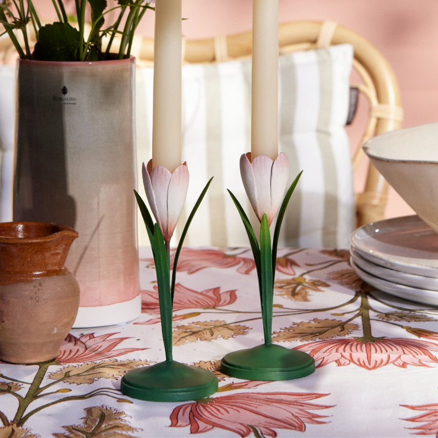Lysestage Krokus Powder i metal fra Bungalow