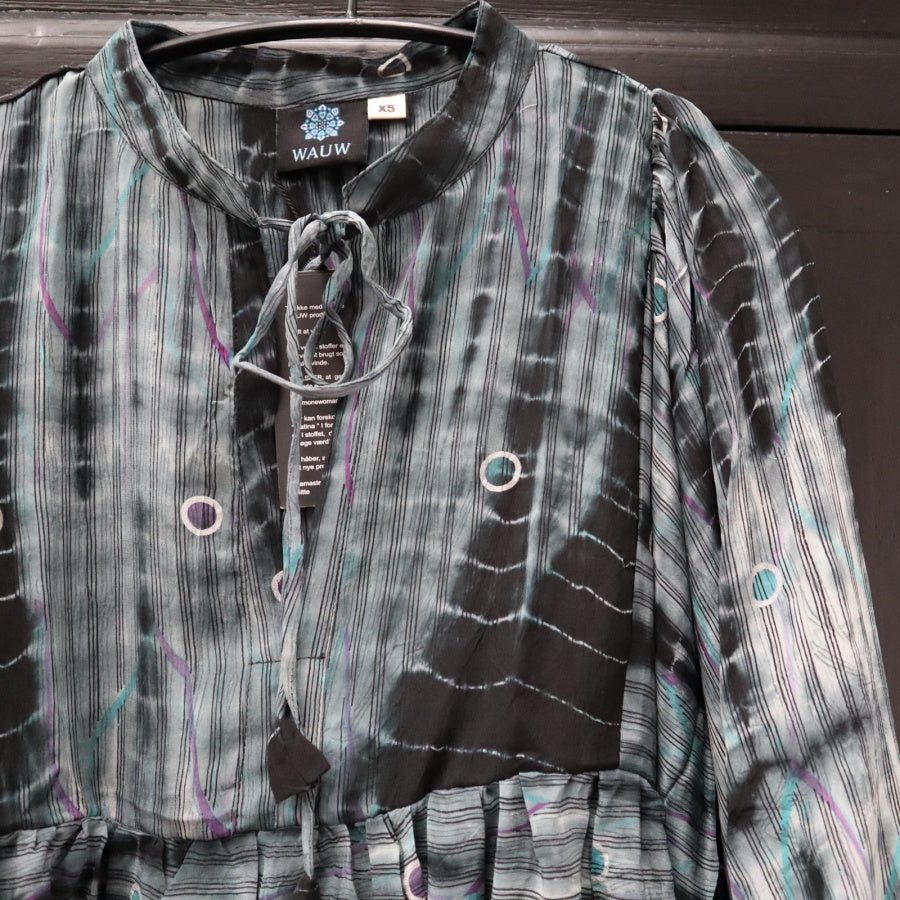 Silkekjole Bliss med store ballon ærmer fra WAUW