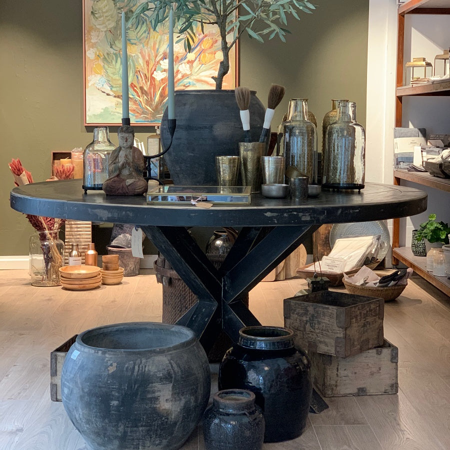 Rundt træbord i "slidt" sortmalet look Ø150