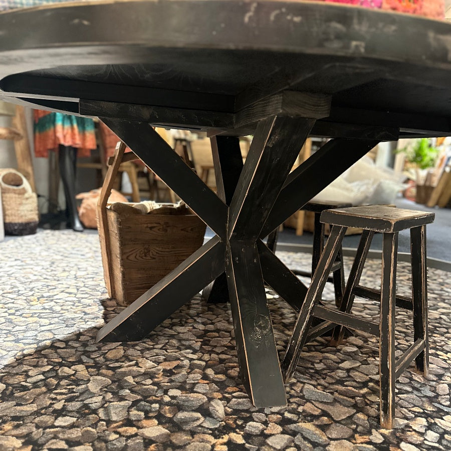 Rundt træbord i "slidt" sortmalet look Ø150