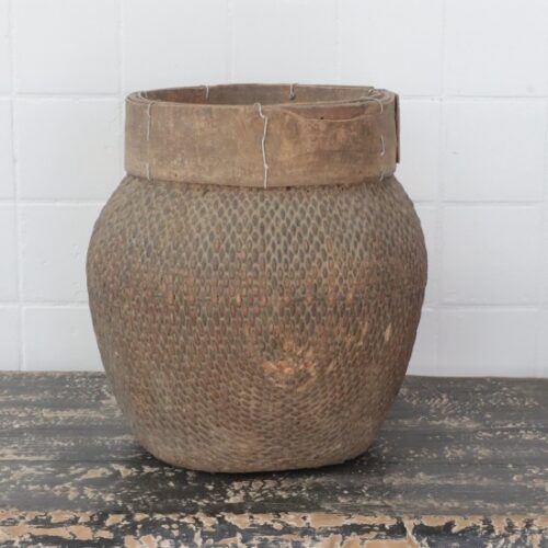 Flettt kurv på sort bord