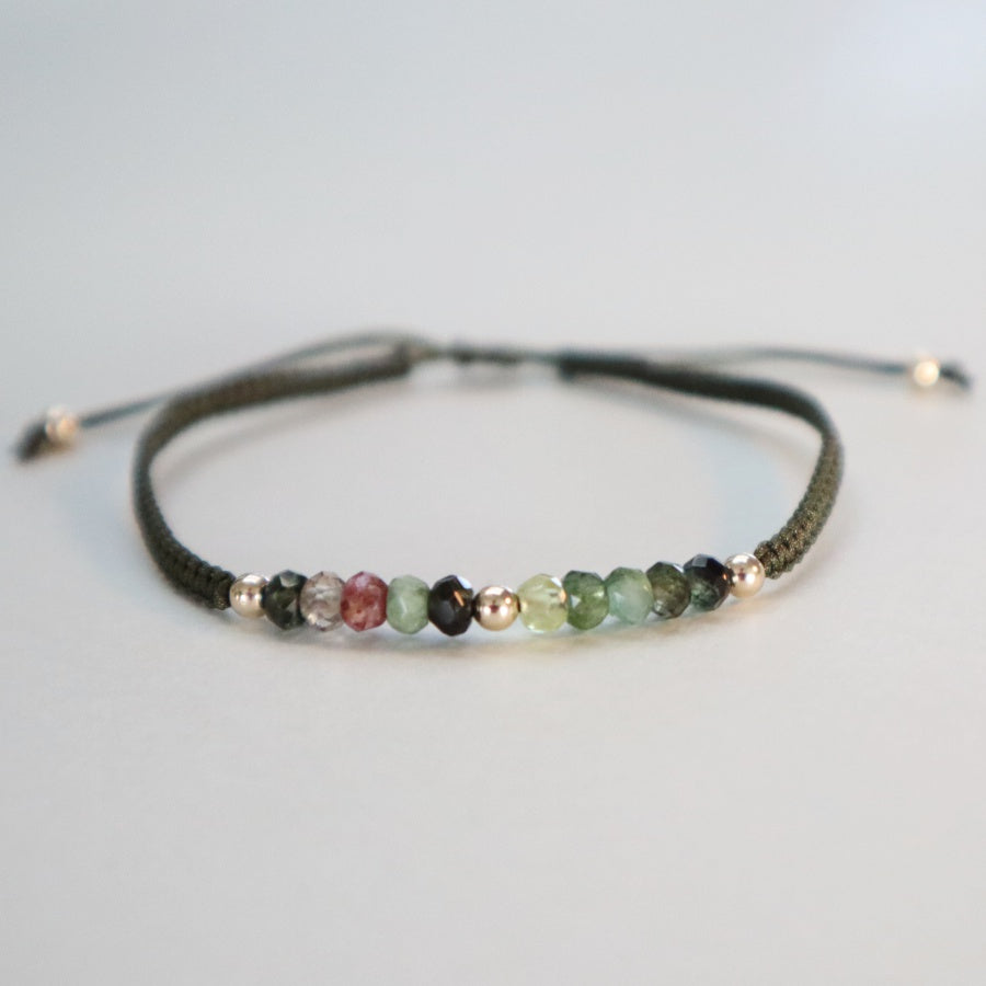 Håndknyttet armbånd i olivengrøn med turmaliner