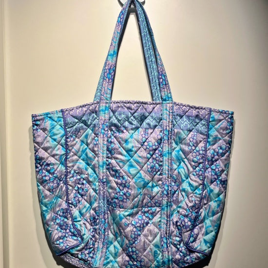 silketaske i blå og lilla nuancer