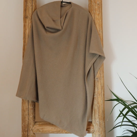 Poncho i beige cashmere