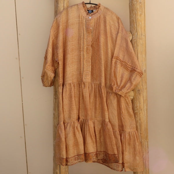 Kort Silkekjole Jade med flæser fra Wauw