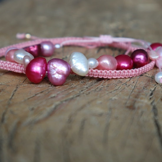 Lyserøde armbånd close up