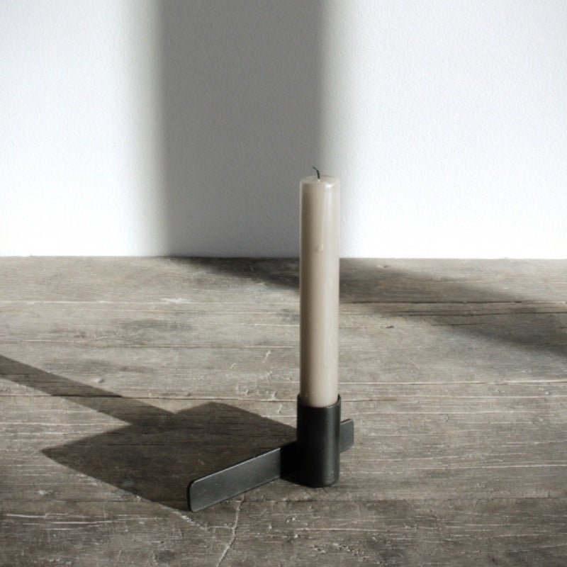 Sort Lysestage Simple Candleholder i sortlakeret jern fra Nordstjerne