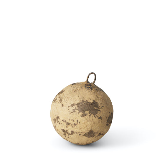 julekugle i pap mache i farven sand