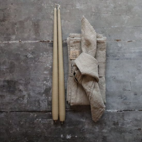 Vasket hørserviet og stagelys