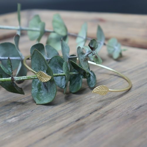 armbøjle med blade i enderne