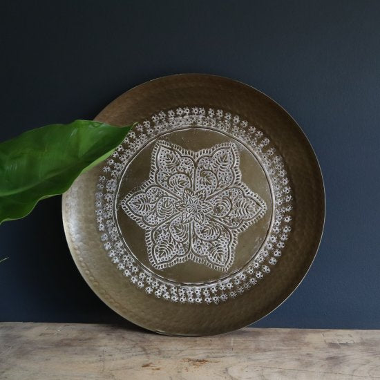 bronzefad på bord med blå baggrund