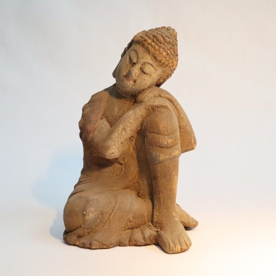 buddha med bøjet knæ til højre