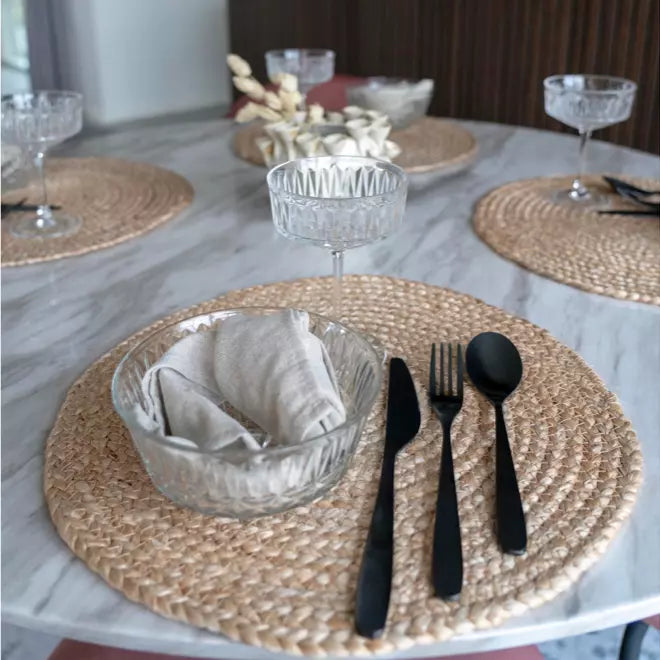 Runde Dækkeservietter i flettet jute fra Nordic House