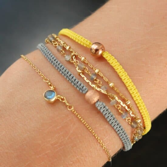 flere armbånd sammen grå og gul