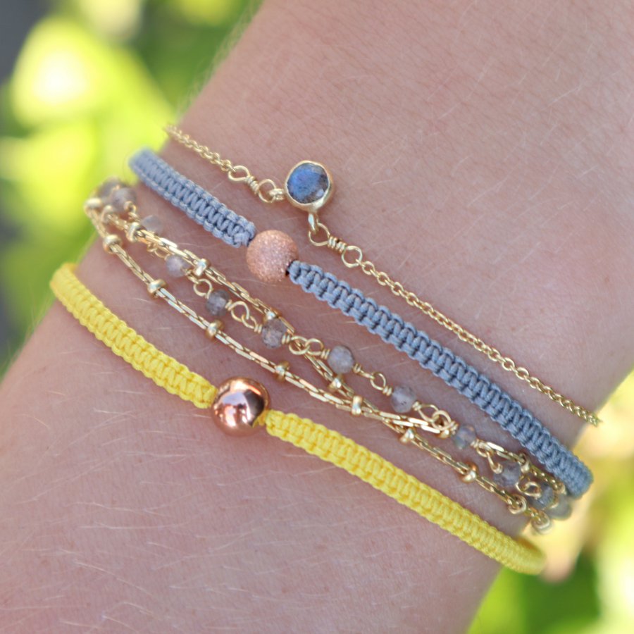 Håndknyttet armbånd i lækker solgul farve med rosaguldskugle