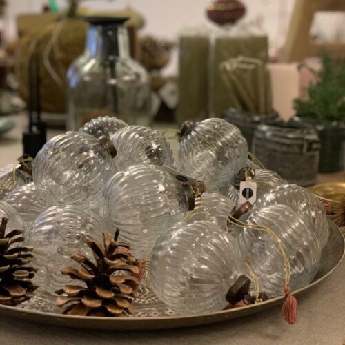 glas julekugler på fad