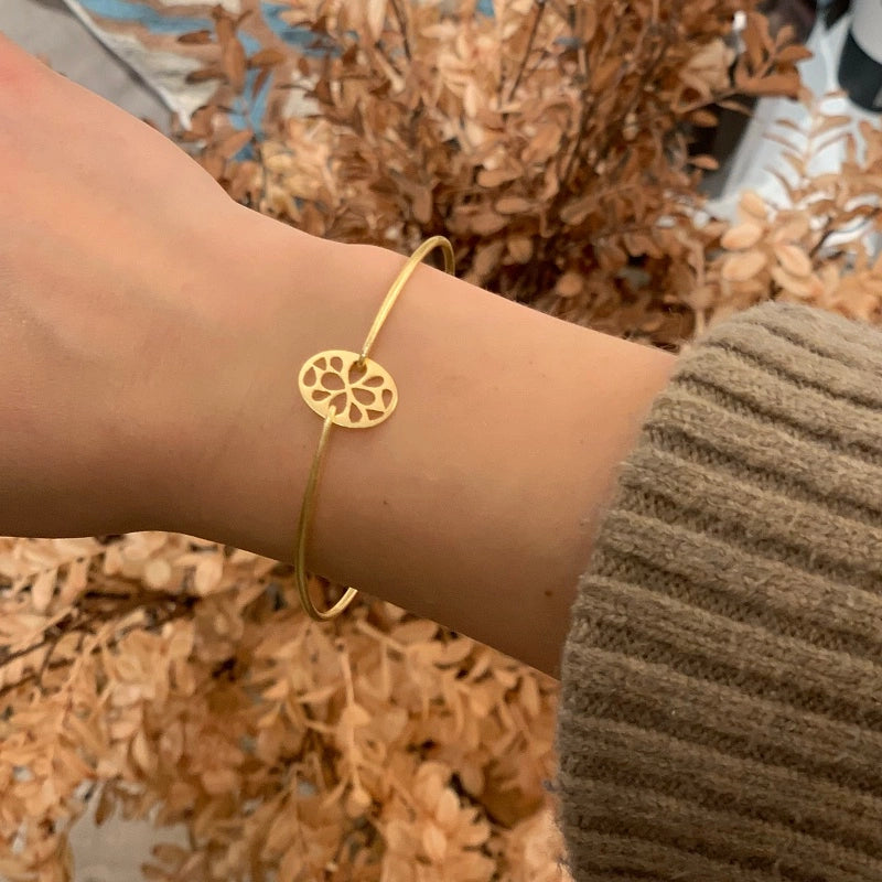 Fast armbånd i guld med mønstret plade