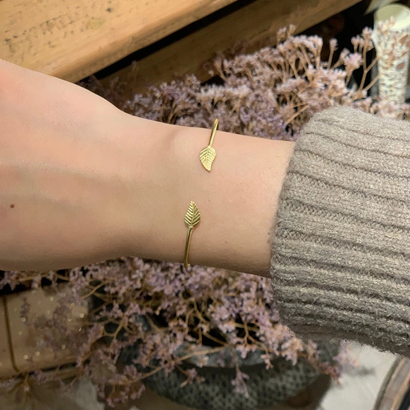Armring med Blad i enderne fra byKrings egen smykkelinje