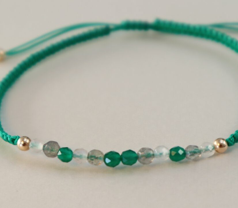 håndknyttet armbånd i smaragd grøn med sten af grøn og grå agat samt rosenquartz