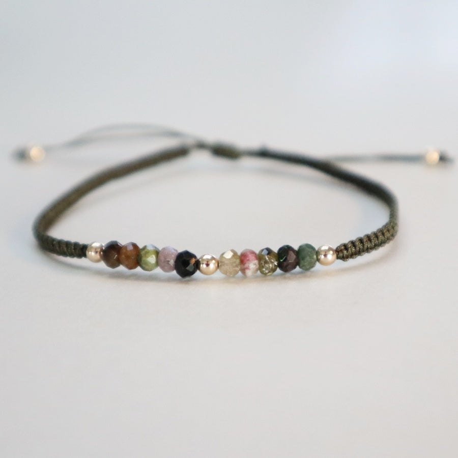 Håndknyttet armbånd i olivengrøn med turmaliner