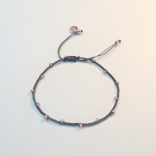 lille grå armbånd oppefra