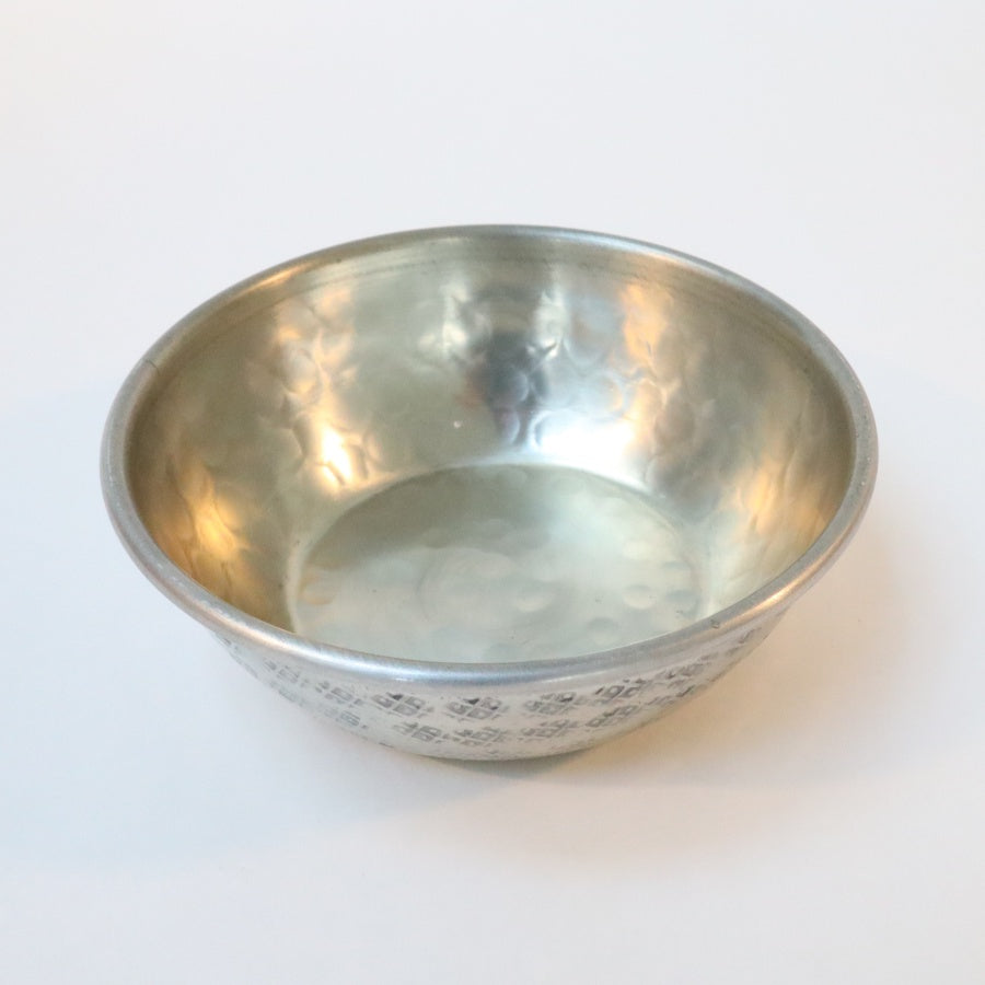 Aluminiums skål med håndpræget mønster