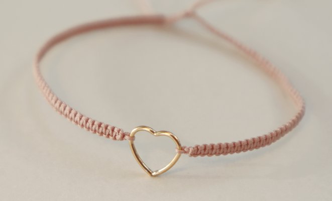 Lækkert nudefarvet håndknyttet armbånd med flot guldhjerte