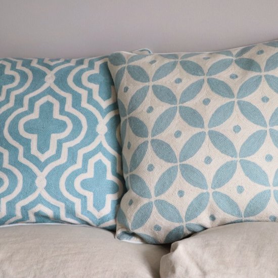 puder på lyserød baggrund