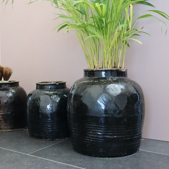 sorte krukker to str.