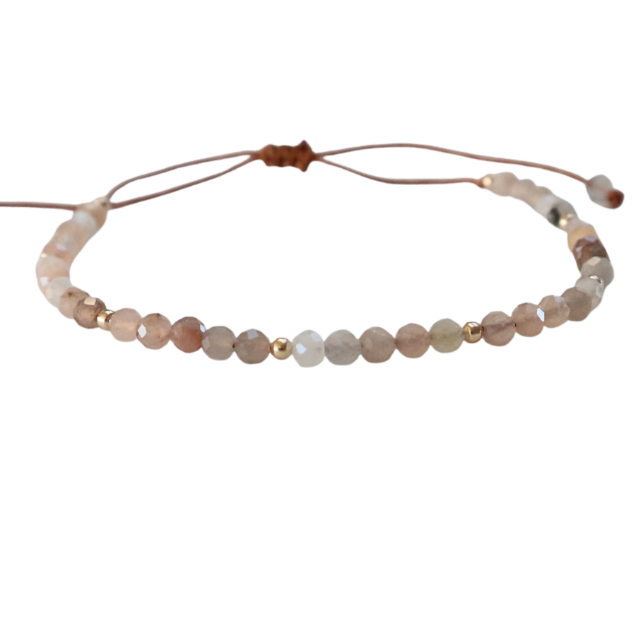 Armbånd af facetslebne Moonstone sten og små guldkugler på snor