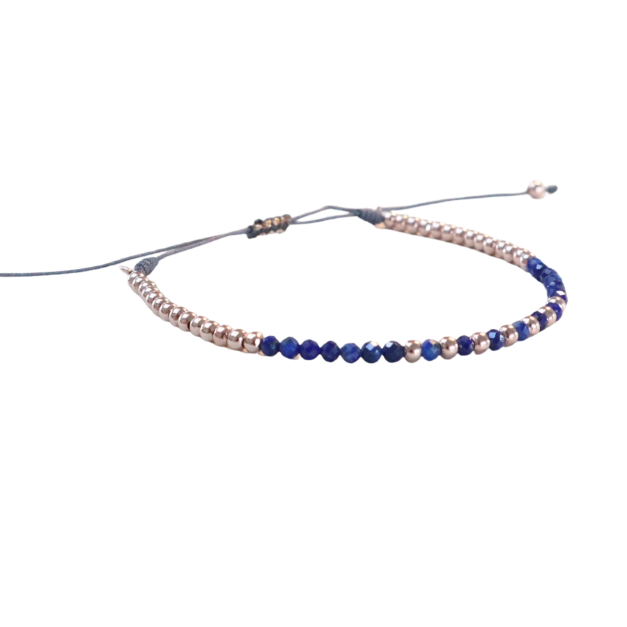 Fint armbånd med lapis sten og forgyldte rosaguldskugler