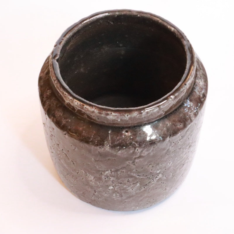 Urtepotte i brun keramik fra Chakar