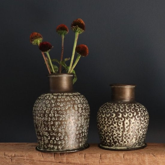 buttede vaser med tørrede blomster