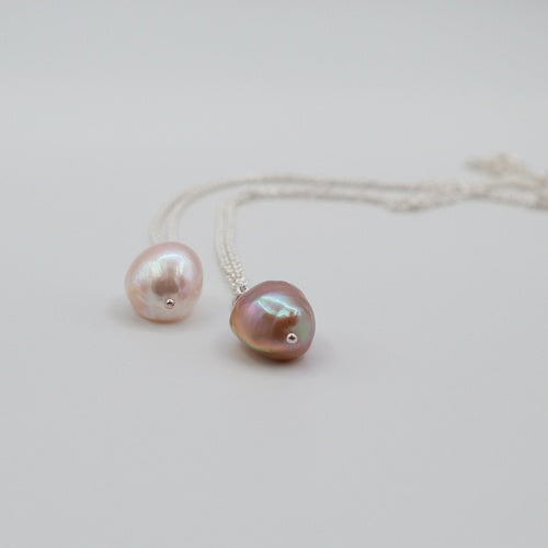 perle i forskellig farve med sølvkæde